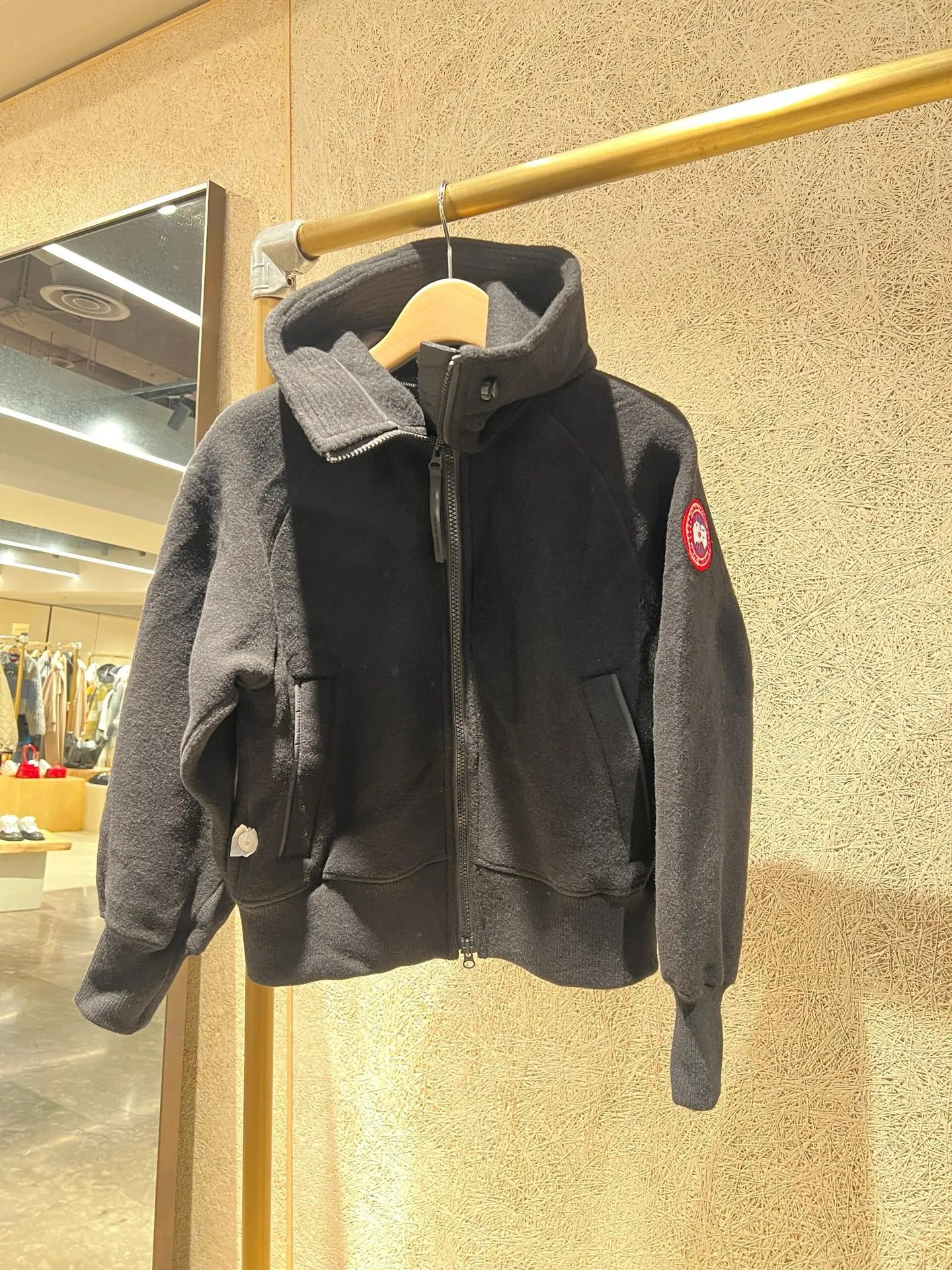 P660 Big Goose White Label Hooded Cashmere Sweatshirt Jacket [Original Mold] [Perfectly Restored] Canada Goose Canada Goose SS22 Chilliwack Humanature 01 Logo Label Zipper Drawstring Hooded Fleece Long Sleeve Bomber Jacket 7102W1 Exclusively customized wool fabric. Only compared with ZP. The popularity of this season’s new style does not require any elaboration. The fabric is warm and comfortable long plush. It is easy to put on and take off. High-tech breathable space cotton liner. It makes the entire garment very stiff and soft, comfortable and lightweight at the same time. Breathable, soft, not sweaty, lightweight, stylish, and non-deformable. The iconic double-striped reflective strips are designed behind the collar and hood. No detail is missed. High-density goose badge. All threaded accessories are customized. Three colors to choose from. Each one is super western. The upper body effect is very high-end. The loose version is not bloated at all. It is quite fashionable. It can be said that it is a very unique design. This year's must-have style is the same for men and women🔥 Color: black color code, dark gray, goose egg yolk Size: XS.-M
